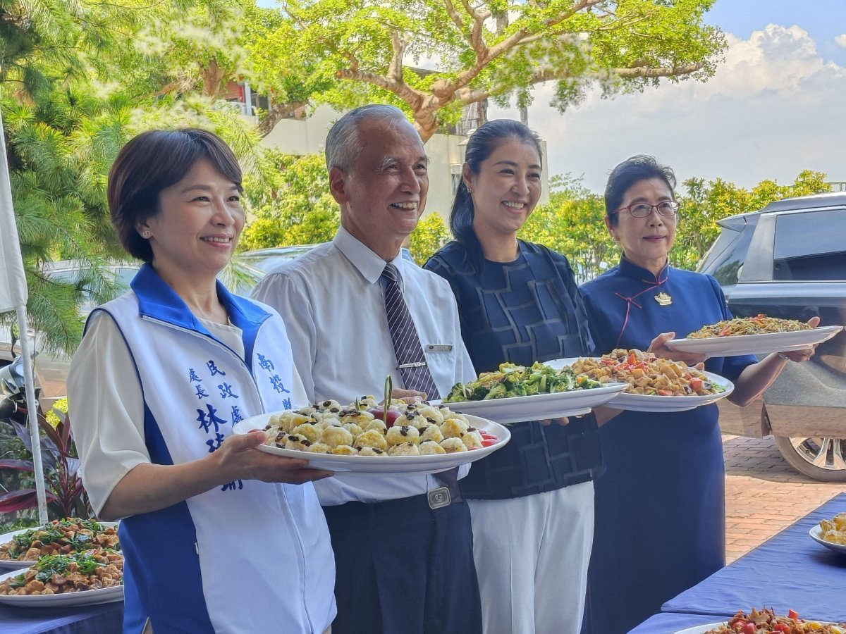 圖三 許縣長歡喜供齋也感謝慈濟志工烹煮出美味佳餚 攝影 林瑋新2031558 0