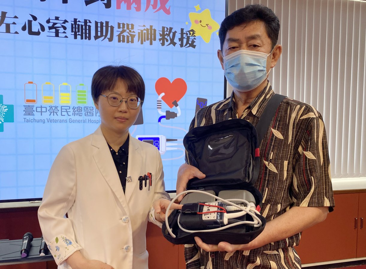 臺中榮總心臟血管外科醫師吳詠斯左醫師說明長效型左心室輔助器透過皮膚穿出的電線