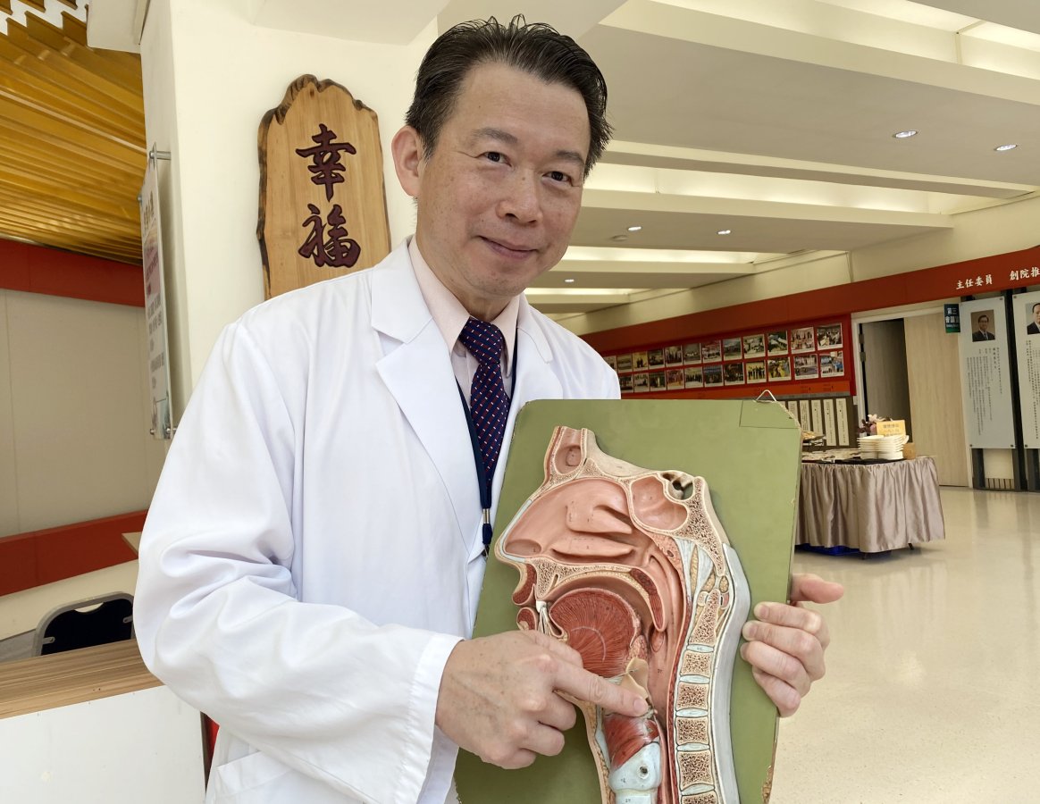 臺中榮總耳鼻喉頭頸部主任劉時安說明無喉病友因頭頸癌咽喉癌或其他原因接受全喉
