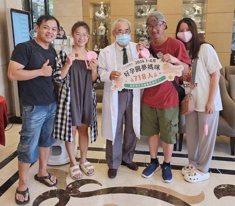 2對求好孕的夫妻朋友檔相約中秋節到茂盛醫院領好孕包中禮