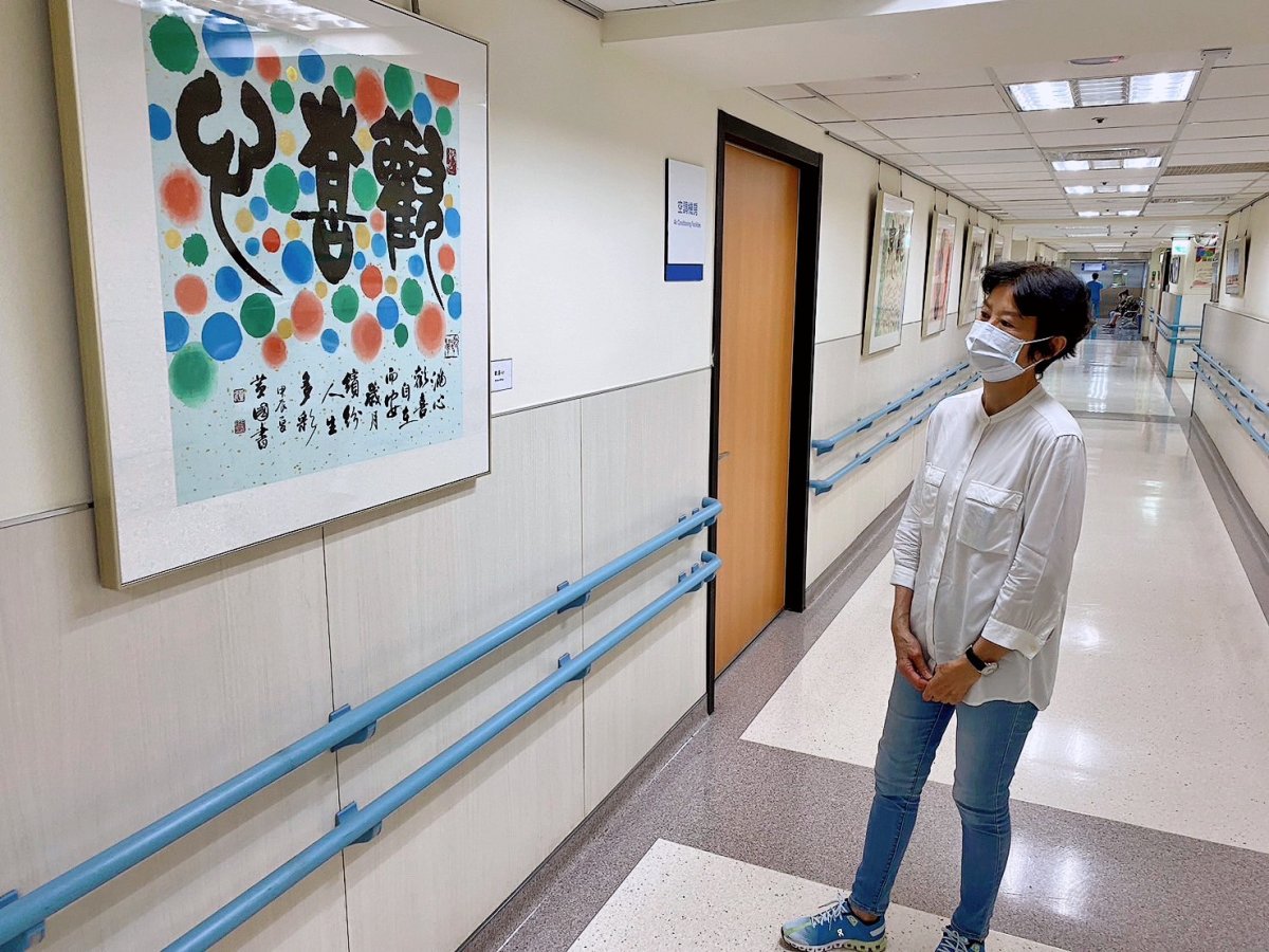 圖說民眾在台中榮總欣賞滿面出風彩墨書法展