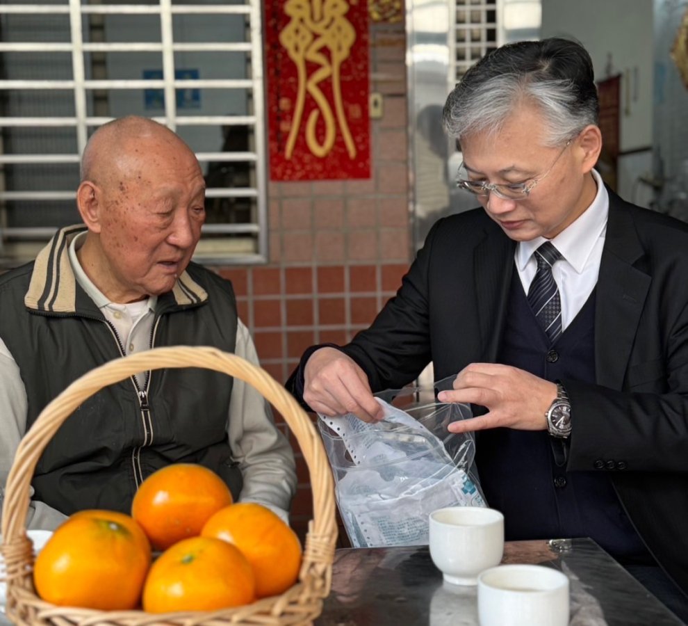 圖說臺中榮總傅雲慶院長右訪視榮民劉潔齋並提醒他可多利用高齡整合門診整理