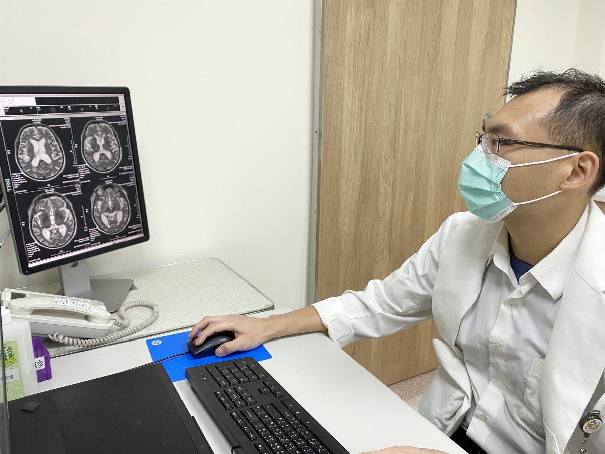 臺中榮總感染科醫師陳永峻指出透過通盤檢查確認病人非失智而是隱球菌腦膜炎