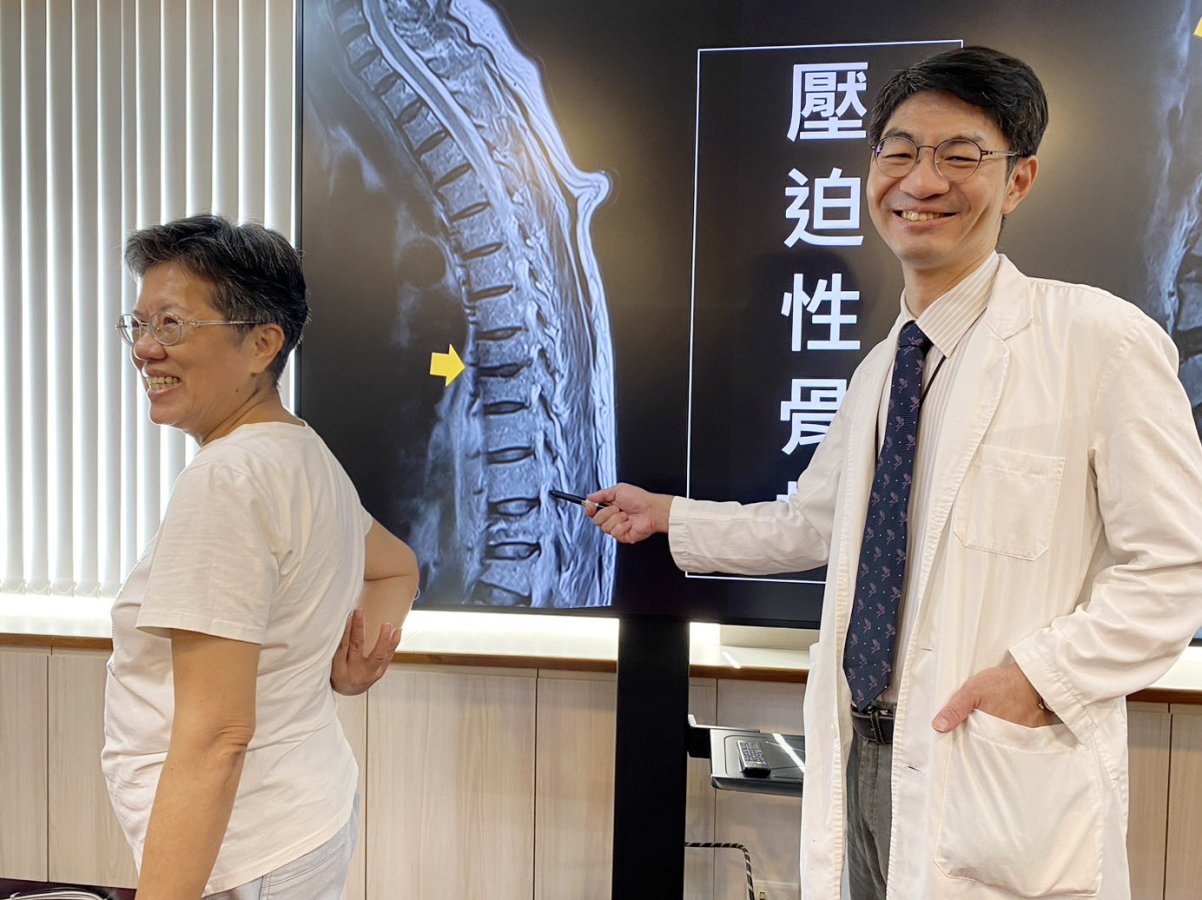 1臺中榮總血液腫瘤科主任滕傑林右說明宋女士的磁振造影可見脊椎多處壓迫性骨折是