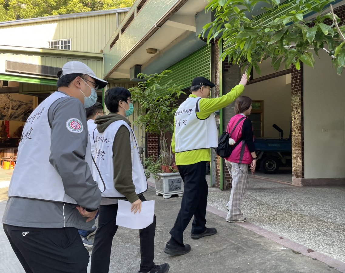 2國立中興大學醫學院副院長及臺中榮總教學部主任黃金隆舉手者帶領學生至居民住家訪視