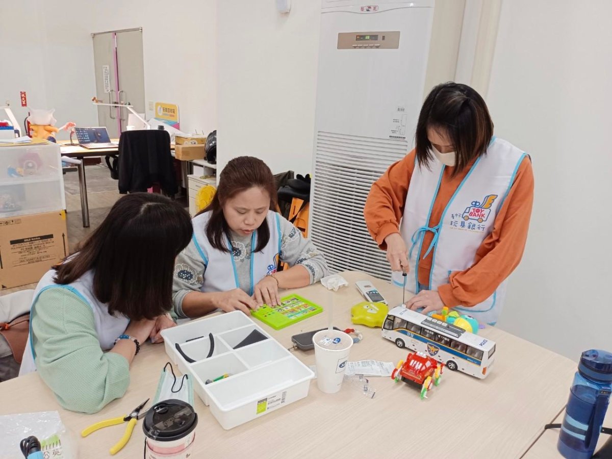 圖一 玩具銀行志工整理玩具左2志工隊長傅玟瑜 0