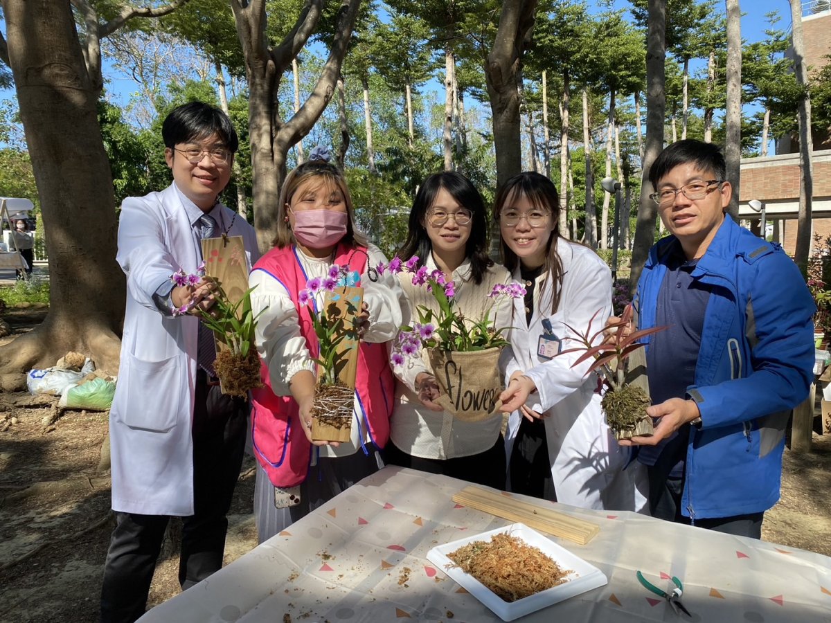 圖說臺中榮總與臺中農改場合作園藝治療計畫團隊成員展示作品左至右精神部醫