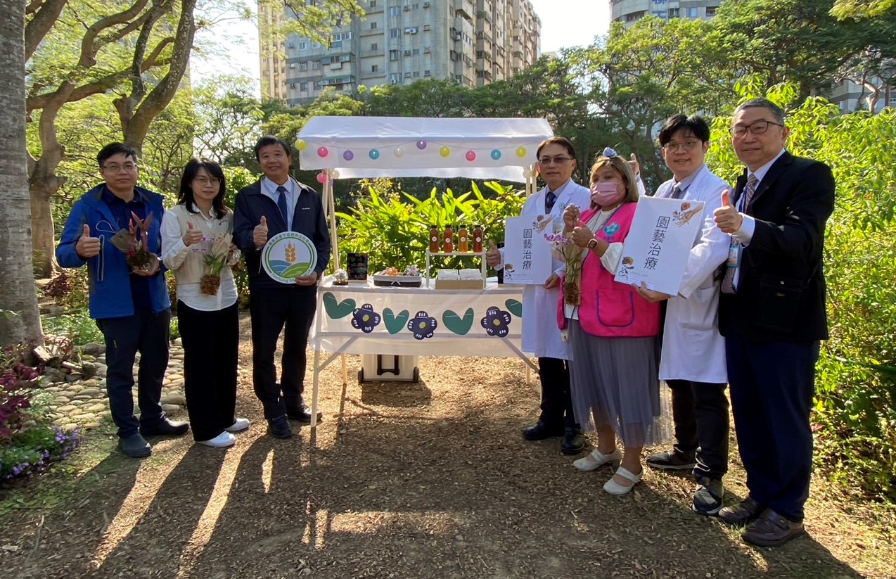 圖說臺中榮總與臺中農改場合作園藝治療計畫改善思覺失調患者身心健康左至右臺