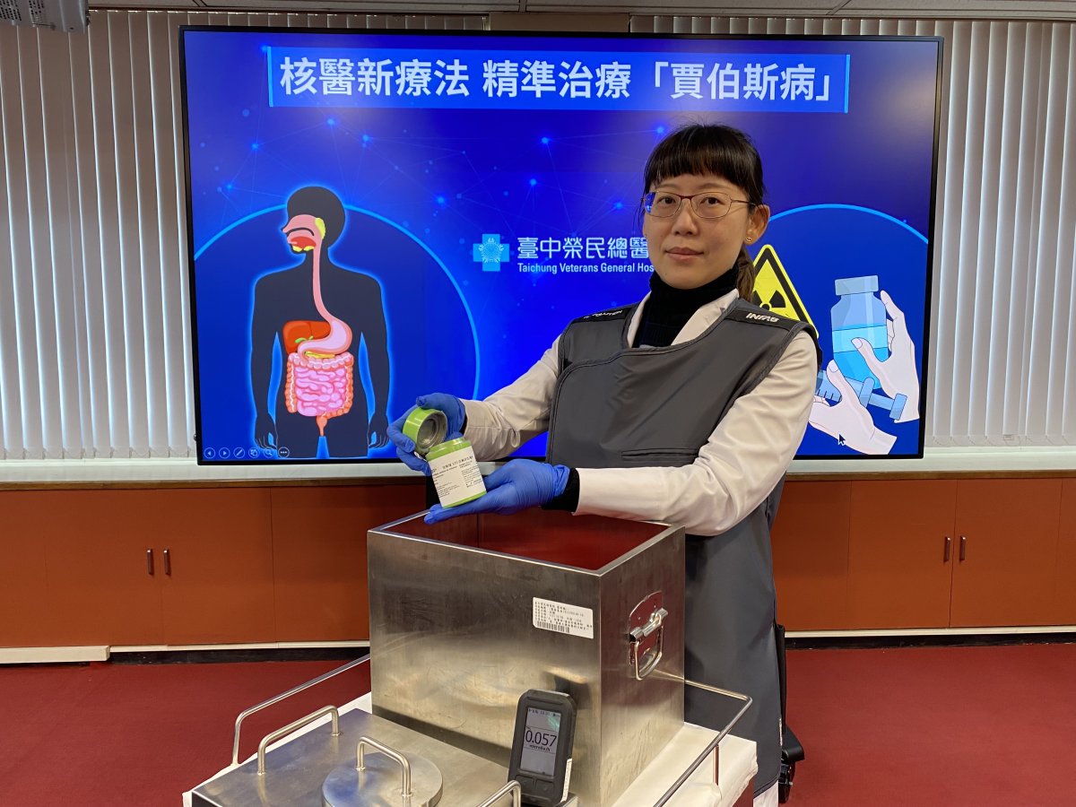 圖說臺中榮總核子醫學科醫師林宜瀞說明進行鎦 177 DOTATATE治療需穿著個人防護設備