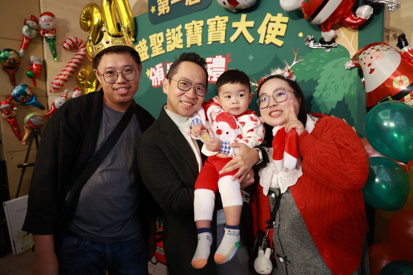 李俊逸醫師與大使獎 宇峰寶寶合影 copy