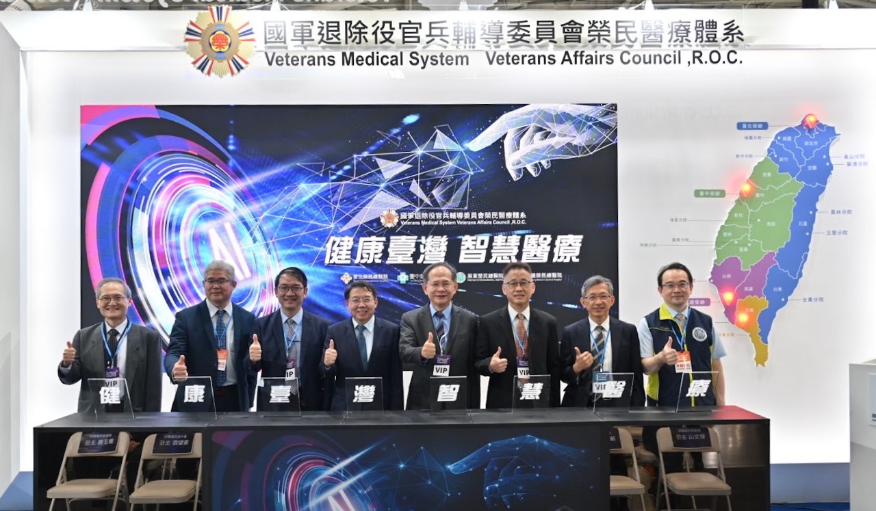 臺中榮總陳適安院長右四參與2024臺灣醫療科技展退輔會榮民醫療體系開幕式 copy