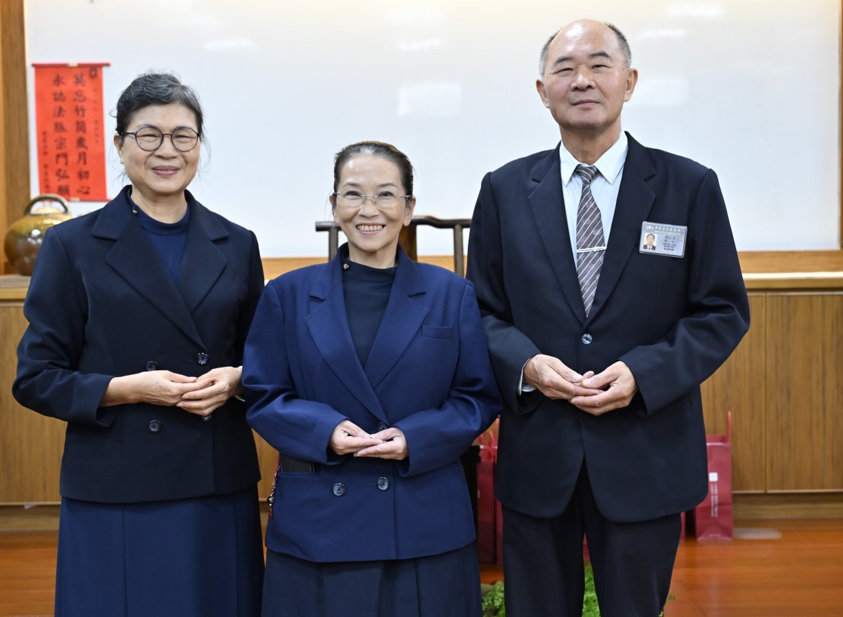 陳素芬中出獄後由台中慈濟志工邱仁吉右張美慧左陪伴2025年底在台中受證為慈濟 